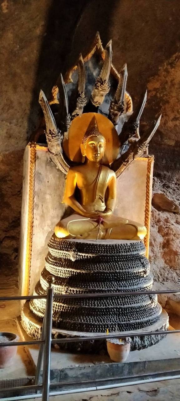 The seated golden Buddha image at Wat Bang Raing